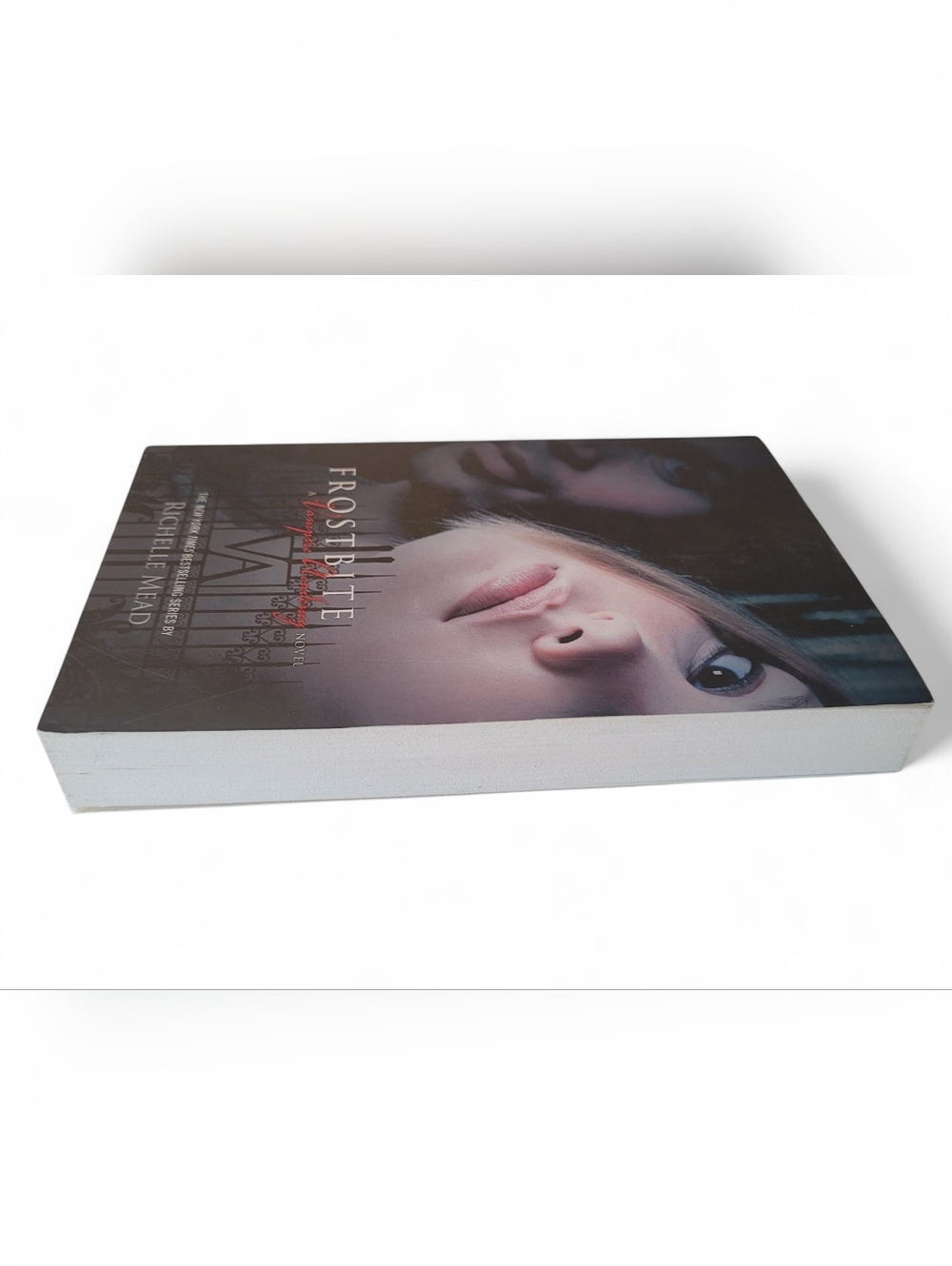 Frostbite by Richelle Mead - Paperback - Picture 5 of 5